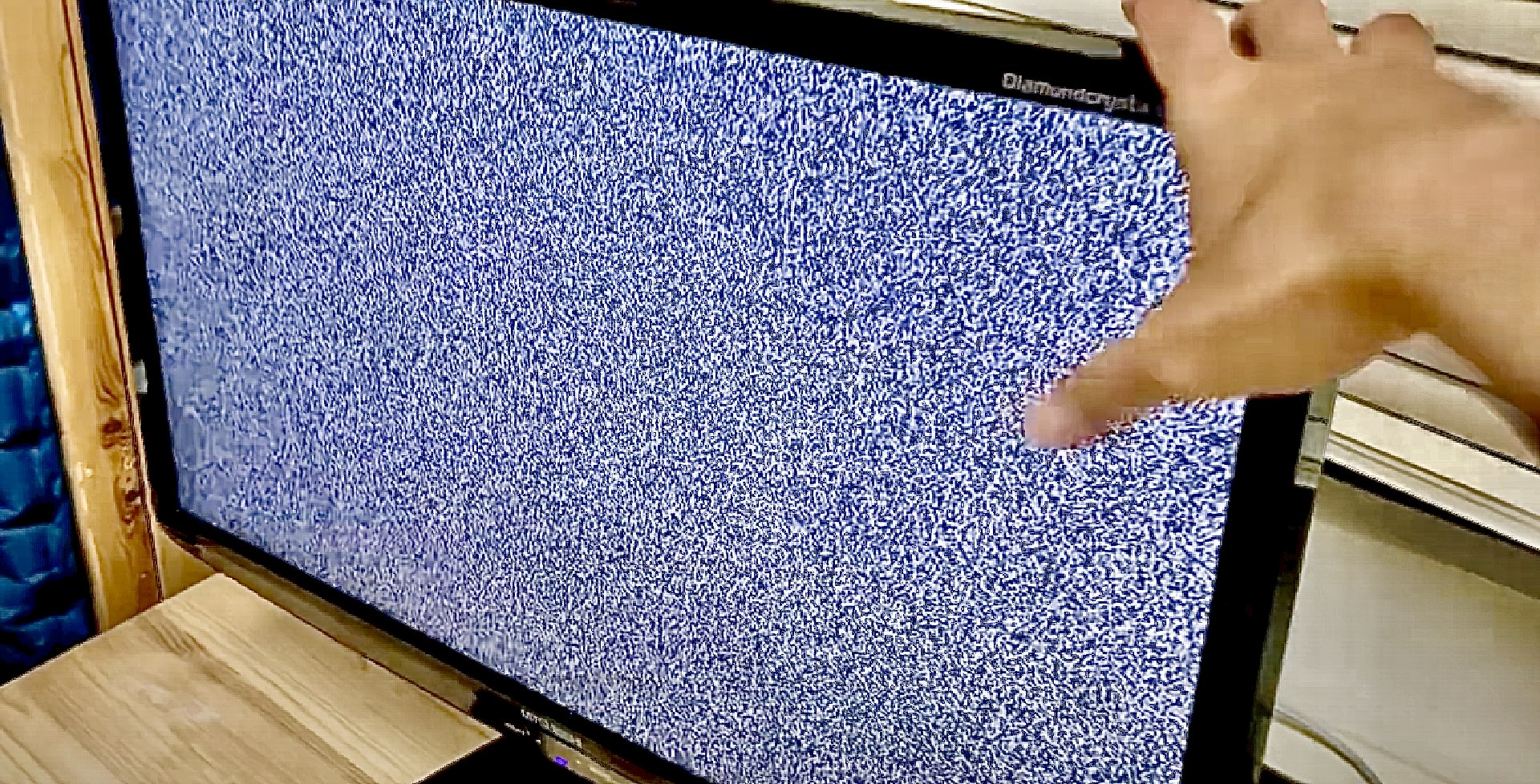 液晶画面を叩いている様子